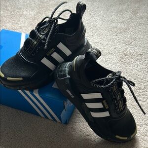 Adidas sneakers boys size 4